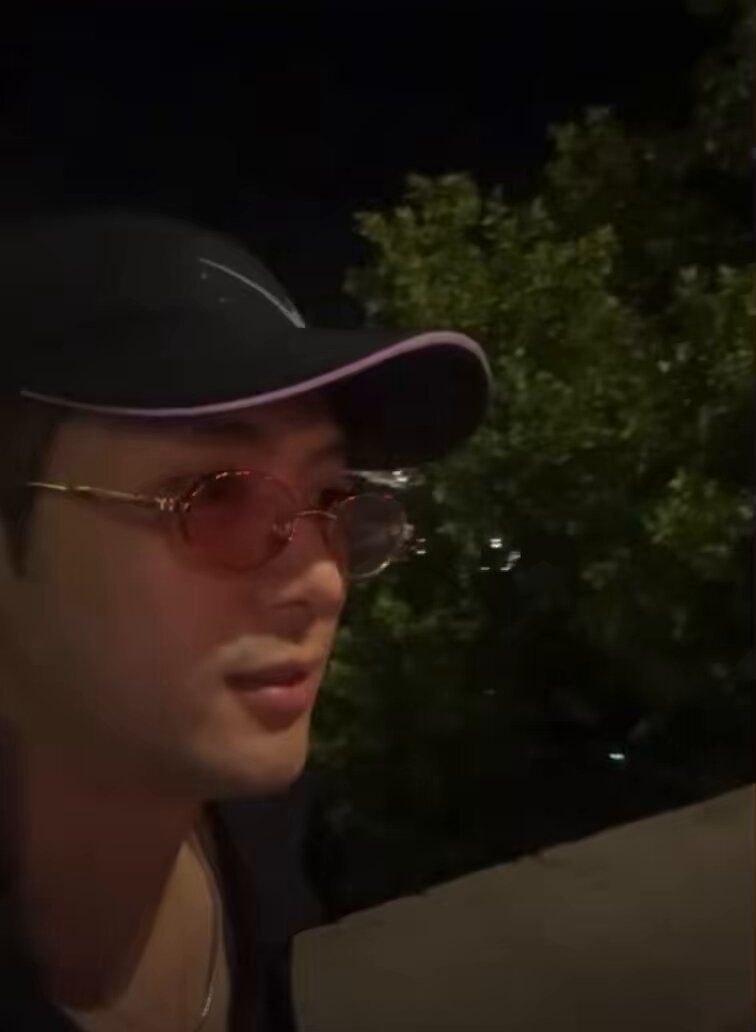 that man couldn't believe his eyes when he saw how many people were watching the live of a guy he had randomly met in paris 🤣 #JacksonWang #잭슨 Jackson Wang #GOT7