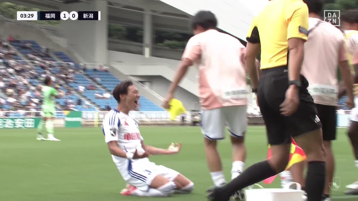 抜群のシュートセンス👀 CKの流れから #宮本英治 の落としに #稲村隼翔 が左足を振り抜いた! 稲村のJ1初ゴールで アウェイの新潟が先制! 🏆明治安田J1第21節 🆚福岡×新潟 🆓#DAZN ライブ配信 #Jみようぜ #Jリーグ #福岡新潟