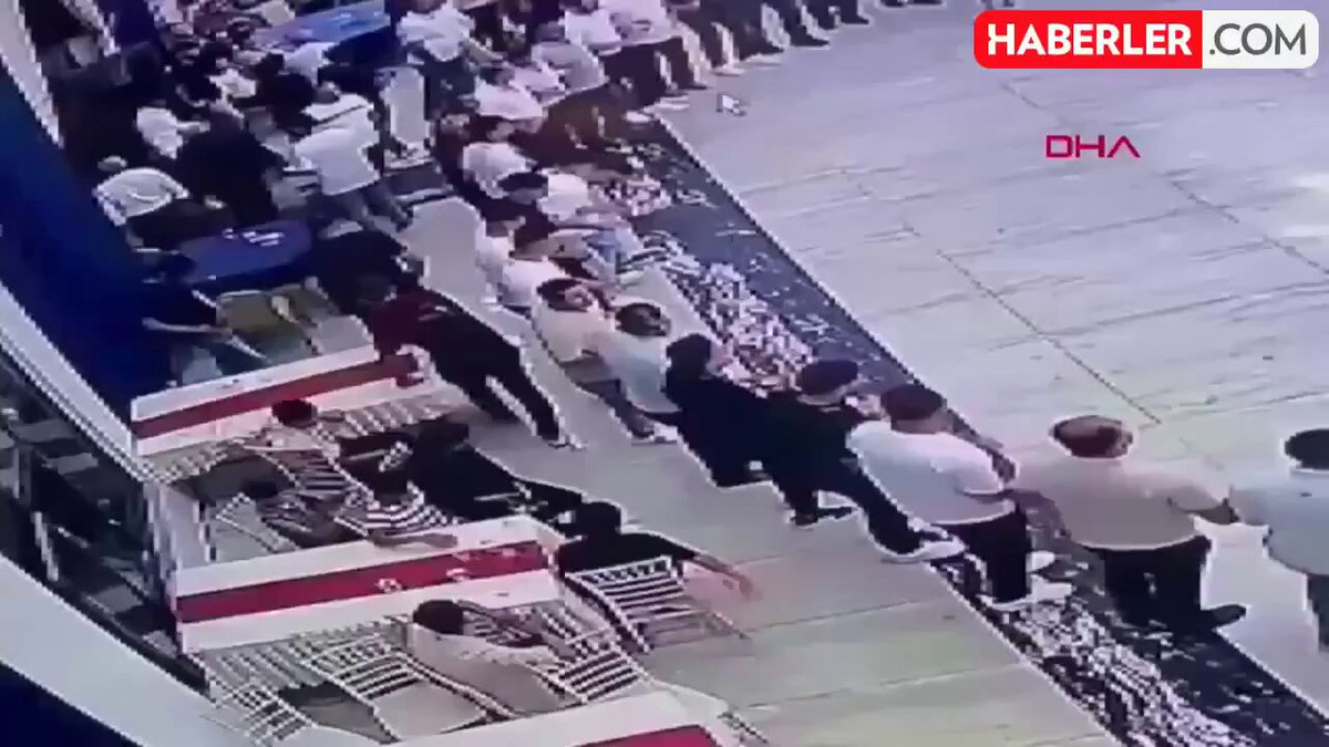 معقوله الإنسان ممكن يحقد كل ذي المده؟ شاب تركي يدعى عدنان 19عام حدث شجار بينه هو وصديقه أثناء لعب لعبة ببجي قبل 4سنوات في 7 يونيو 2025 عدنان ذهب إلى حفل زفاف وأثناء الرقص أطلق عليه صديقه 7رصاصات من الخلف وفقد حياته تم القبض على الجاني واتضح ان الدافع هو الشجار اللي حدث بينهم