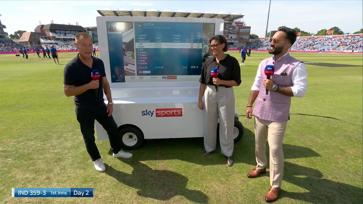 "There's a difference between sexy and silly" 😂 "He is so good to watch, he just changes the rules a bit!" 😍 Dinesh Karthik on Rishabh Pant 🔊