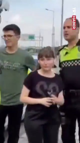 Bu sabah polisler YKS'ye geç kalan adayları yetiştirmek için seferber oldu.