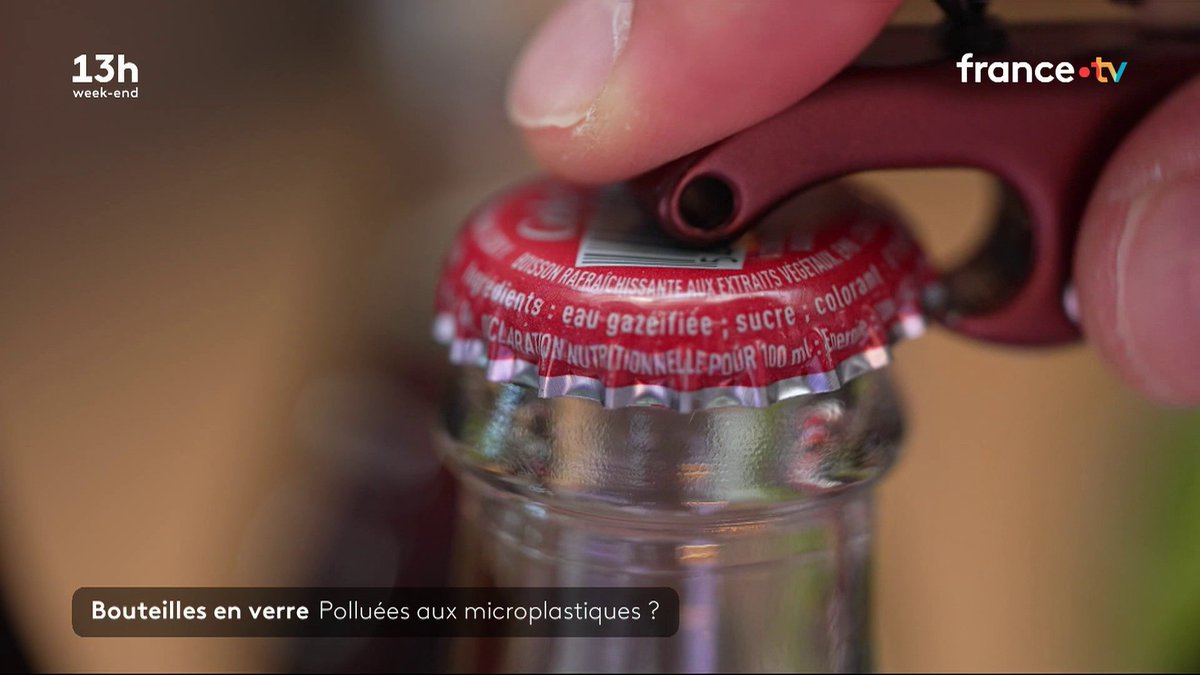 Selon l'Anses, l'Agence nationale de sécurité sanitaire, les bouteilles en verre contiennent plus de microplastiques que les autres contenants. Comment expliquer cette contamination ? #JT13h
