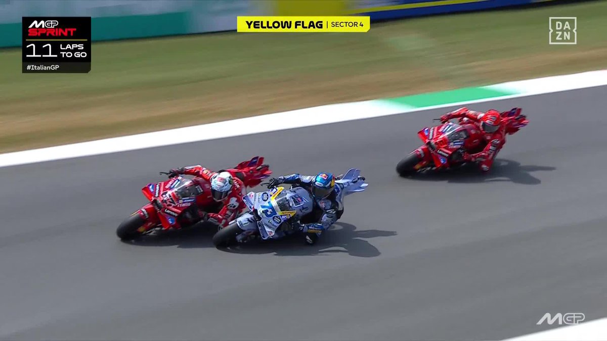 ¡QUÉ BONITA BATALLA A 3! 🔥 Los Márquez, al poder adelantando a Pecco Bagnaia 💥 #ItalianGP 🇮🇹 #MotoGP 🏁