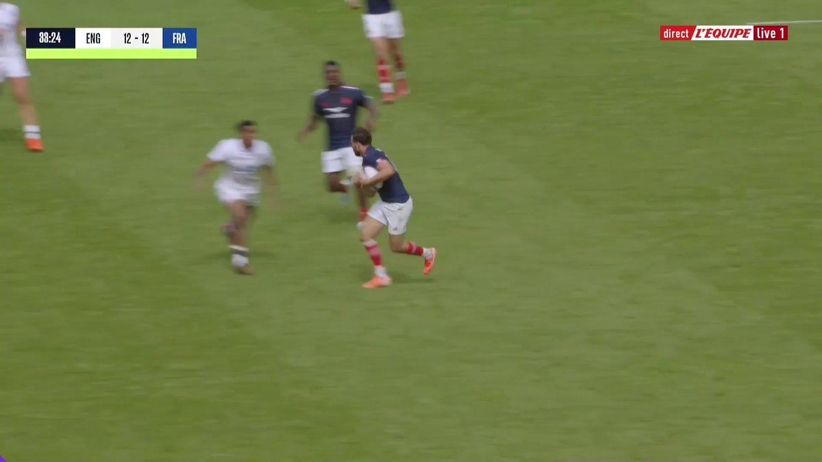 🇬🇧 - 🇫🇷 Carton jaune accompagné d'un bunker pour Immanuel Feyi-Waboso ! L'international anglais est sanctionné pour son plaquage haut sur Antoine Hastoy. Suivez le match en direct sur L’Équipe >