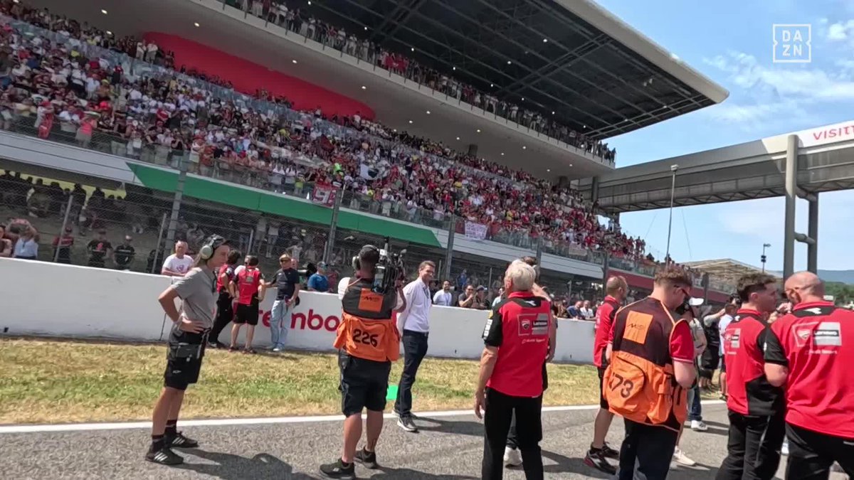 IMAGEN DAZN 📹 Davide Tardozzi mandando callar a los aficionados que abucheaban a Marc Márquez 🤫 🗣️ "¡Cállense por dios! ¡Es rojo!" #ItalianGP 🇮🇹 #MotoGP 🏁