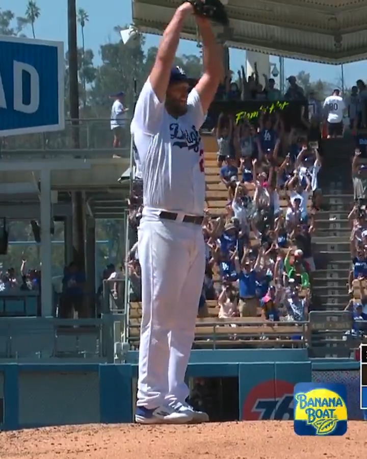 Clayton Kershaw had to get in on the fun of The Wave 🙌 (MLB x Banana Boat)