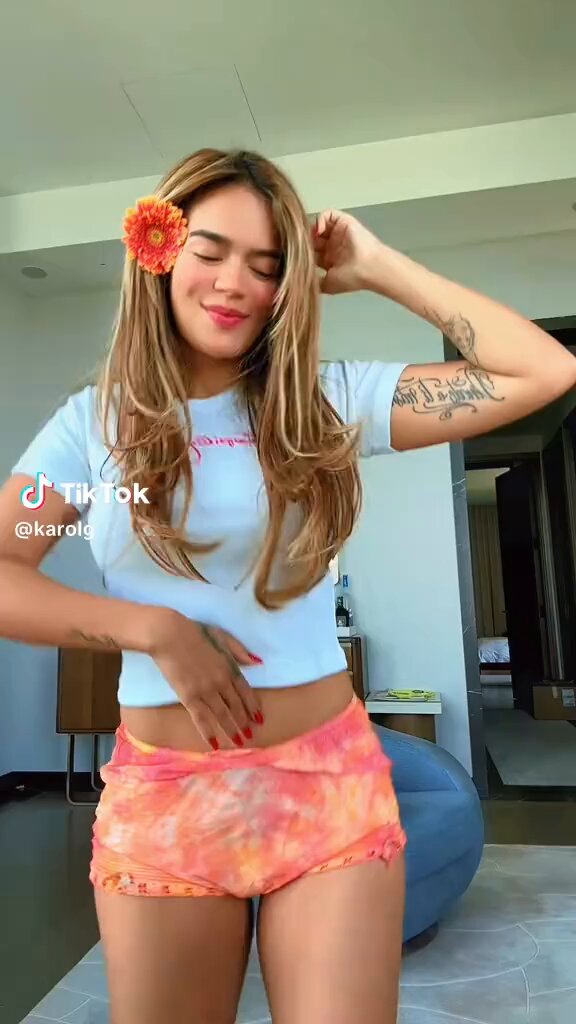 Karol G vía TikTok al ritmo de “Papasito”.