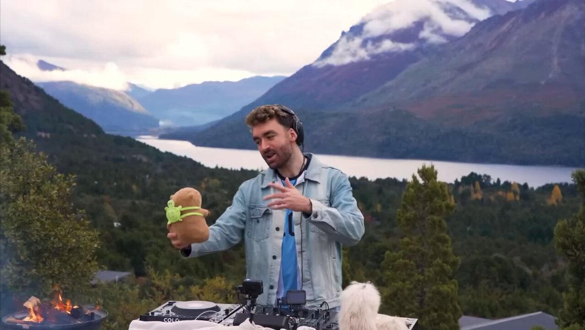 Oliver Heldens remixing house classics in the Argentinian mountains 🇦🇷⛰️