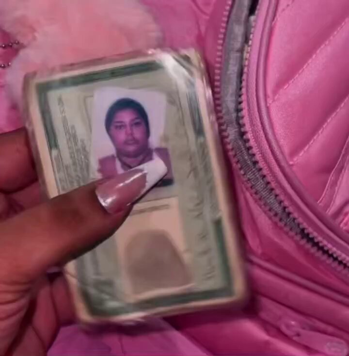 acabei de receber esse video da hisalana perdendo um voo pq ela colou uma foto 3x4 que ela achou mais bonita por cima da foto oficial do rg e a companhia aérea não deixou ela embarcar kkkkk