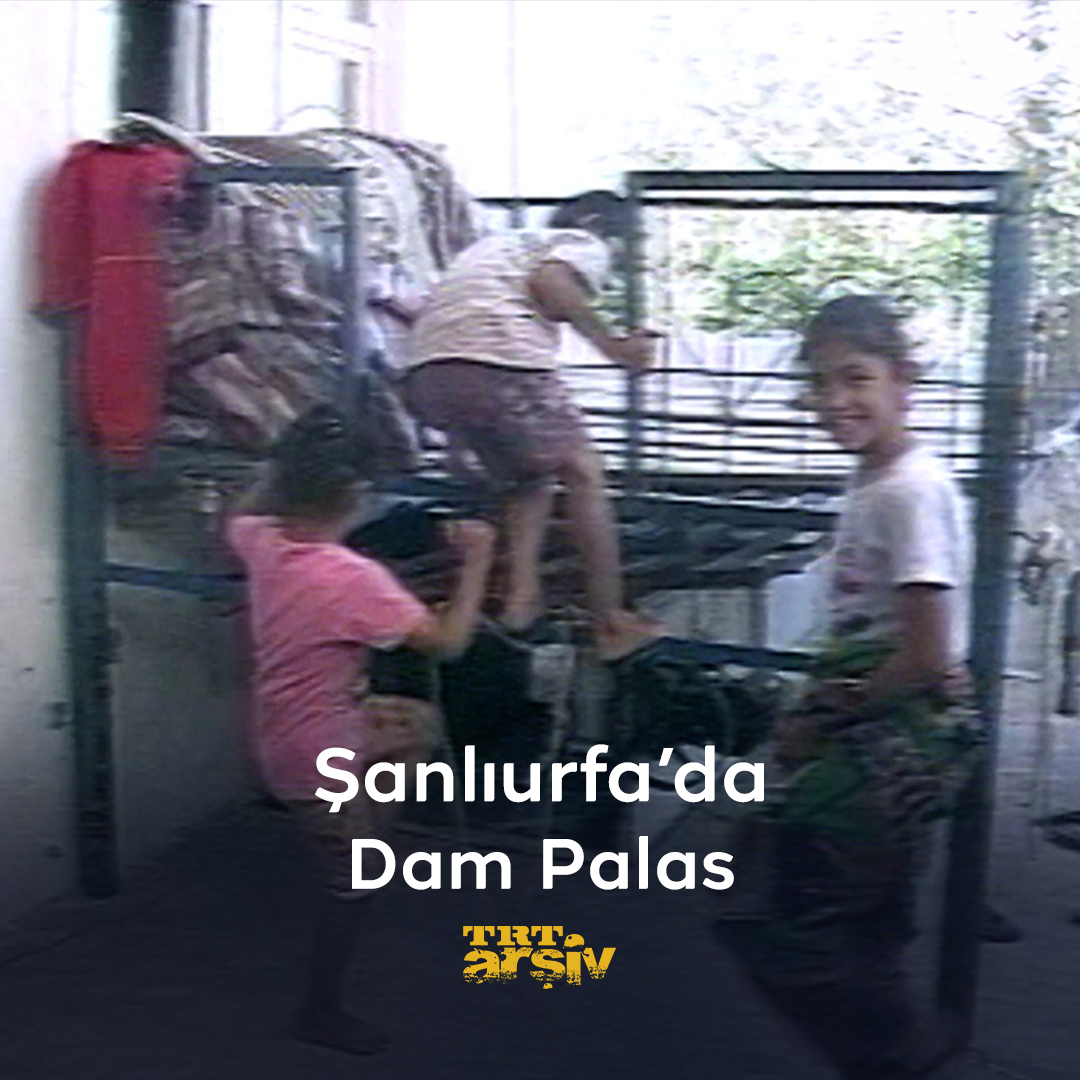 Şanlıurfalıların sıcak havalara çözümü “dam palas”. 🛏️ Havaların ısınmasıyla birlikte serinlemek isteyenler için damlar ve avlular, yatak odasına dönüşerek yazın vazgeçilmez mekânı oluyor.