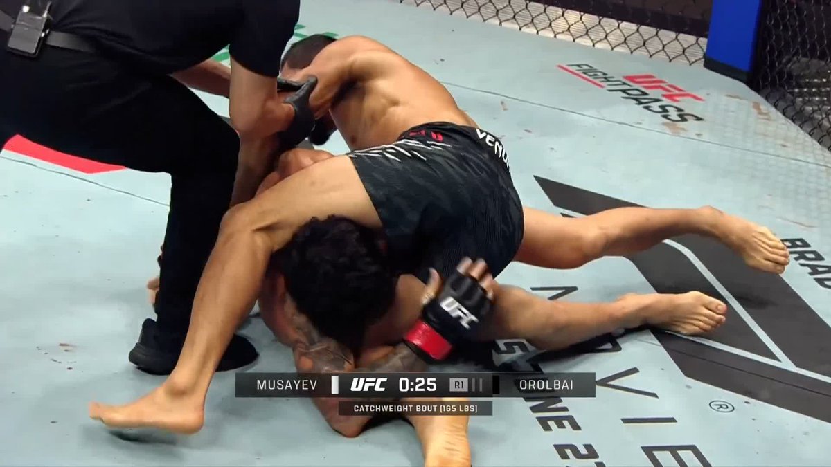 Kimura dès le premier round ! 🤯 Myktybek Orolbai 🇰🇬 n’a pas laissé Musayev respirer et le soumet dès le premier round ! 😤 #UFCBaku