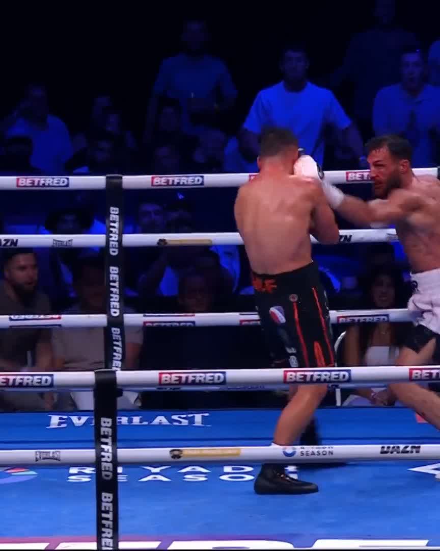 💣 Conah Walker KNOCKS OUT Liam Taylor in round 7 to retain his British welterweight title. 🔥 Was a brilliant fight through six rounds and Walker increased the tempo and got to him in the seventh.