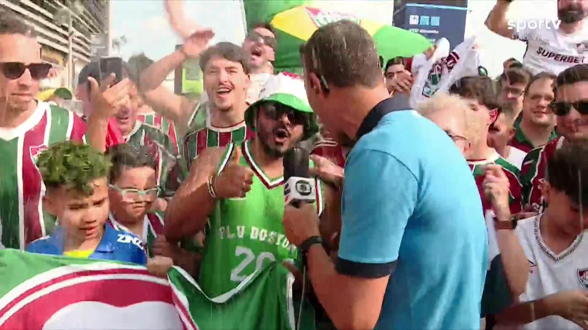 André Rizek é batizado com pó de arroz pela torcida do Fluminense antes do jogo contra o Ulsan, pela Copa do Mundo de Clubes.
