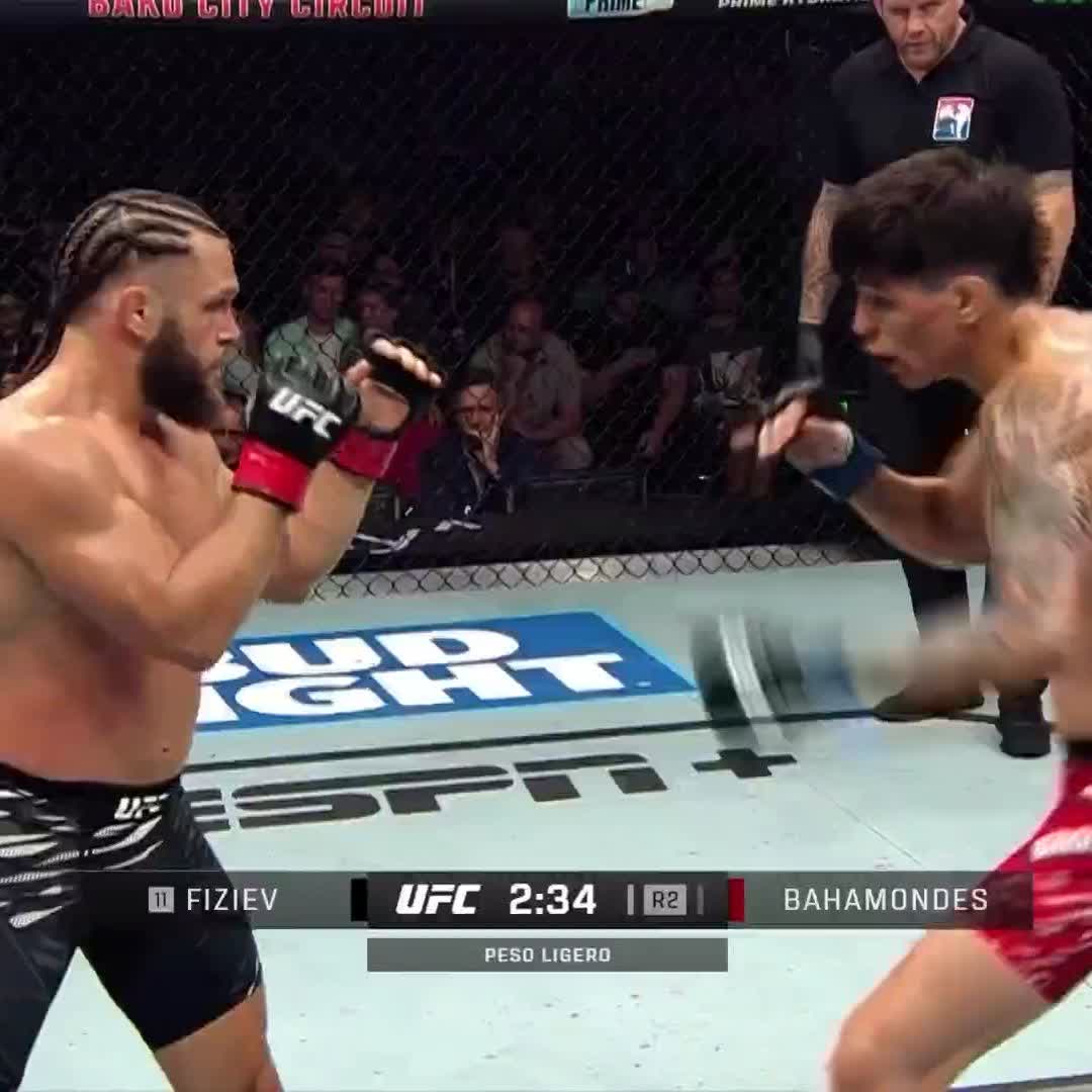 Fiziev esquiva las patadas de Bahamondes 💨 #UFCBaku