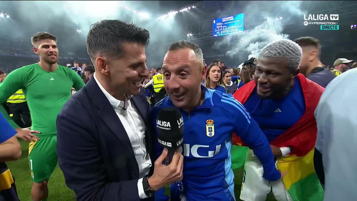 En los libros de historia, siempre aparecerá su nombre. Porque empujó desde lo más bajo hasta tocar el cielo. 🔊 "He mamado esto desde niño y mi sentimiento por este club es diferente al resto" #LALIGAHYPERMOTION