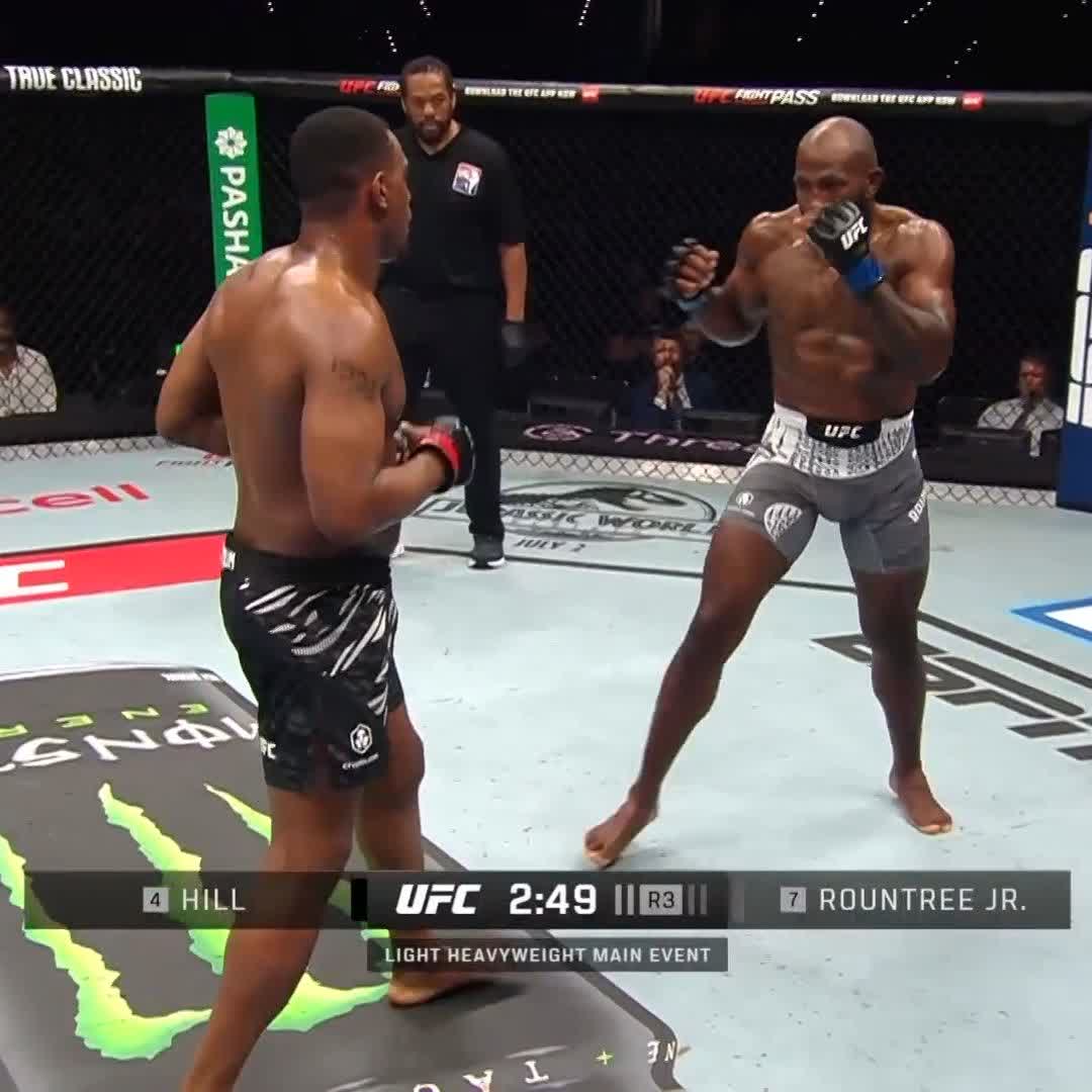 A BIG LEFT HAND FROM ROUNTREE 👊 @KhalilRountree gets the knockdown halfway through round 3! [ #UFCBaku | LIVE NOW on ABC ]