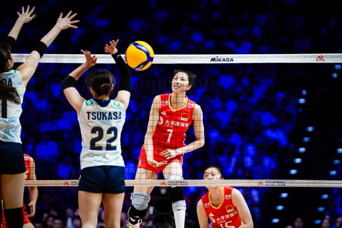 NO TIME TO BREATHE 🤯😮💨 China 🇨🇳 and Japan 🇯🇵 showed nonstop speed, defense, and pure energy — all in this rally 🤩⚡️. 📺 Watch #VNL on VBTV: 🏐 #BePartOfTheGame #volleyball