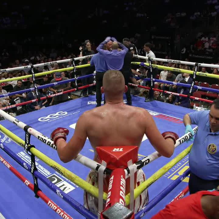 🇵🇱🥊Sędzia i lekarz kończą po 8 rundzie walkę, która tak naprawdę dla Siwego skończyła się w rundzie 4. Cytat dnia/ocena pojedynku należy do Paulie Malignaggi: "Dlaczego Knyba zadaje 2 ciosy i się cofa - tak jakby Siwy był jeszcze żywy?"