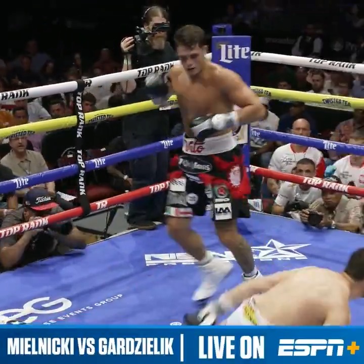 VITO CLIPPED HIM 😬 Gardzielik goes down for the first time as a pro.