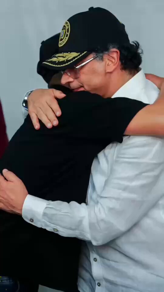 Dijo por redes que me mataria donde me viera. Lo busqué y hoy le perdoné y lo abrace antes de hablar en publico. Juan David fué abandonado por sus padres, no sabe leer ni escribir, me pidió perdón y yo lo abrace.