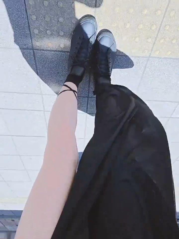 このパンツかスカートか知らんけど露出狂すぎる