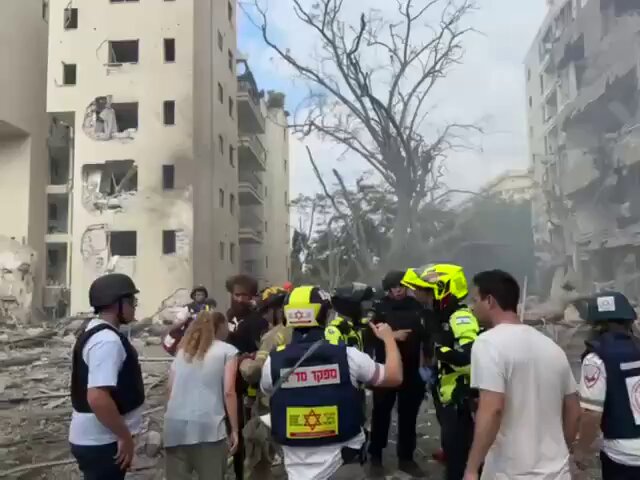 مشاهد توثق دمارا كبيرا أحدثه احد الصواريخ في تل أبيب