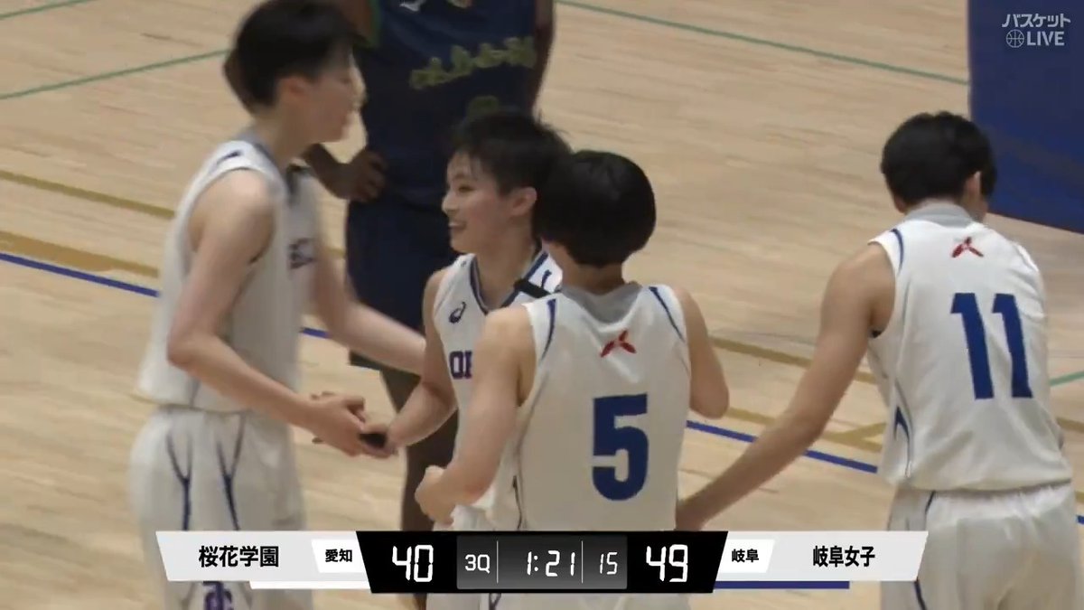 追い上げる #桜花学園🔥 激しいディフェンスでマイボールに👍 #竹内みや(#6)の果敢な突破で2スロー獲得🙌 🏀東海大会 女子決勝🏆 #桜花学園 🆚 #岐阜女子 ▶視聴はコチラ #バスケットLIVE ライブ/見逃し配信中📡 #高校バスケ #ブロック大会 高校バスケby日本バスケットボール協会(JBA)