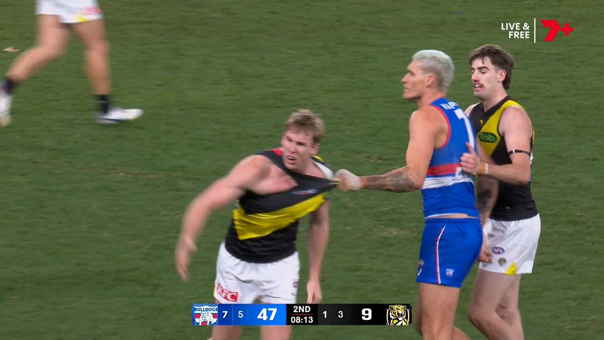 "Lynch made him earn it." 🗣️ Nick Riewoldt on this contest between Tom Lynch and Tim English | #AFLDogsTigers