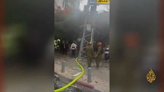 عشرات الإصابات في إسرائيل جراء القصف الإيراني، وموجة هجمات إسرائيلية جوية على تبريز.. آخر التطورات من #طهران مع مراسل #الجزيرة عمر هواش #الأخبار