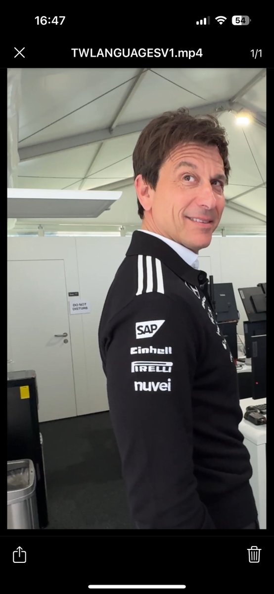 What language does multilingual Toto think in? 😅
