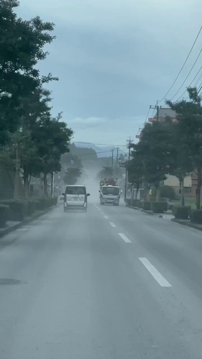 【車は灰まみれ 新燃岳の噴火警戒続く】 🎥 気象庁は噴火警戒レベルは2の「火口周辺規制」を維持。宮崎県警によれば、22日17時現在、人的物的被害の情報はない。 SNS上には引き続き、噴煙の様子の動画と写真が掲載されている。火山灰による被害は高原町などに集中している。 🔔 Sputnik 日本 をフォローしてこのトピックを深掘り