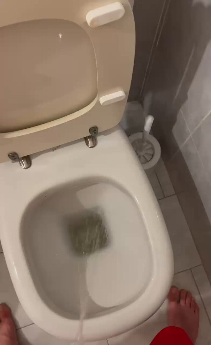 After a very nice party with bros and bitches I’m free and I allow you to drink 😈 #piss #cashmaster