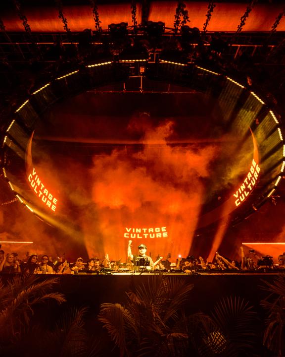 Dancing through the night with @vintageculture 🕺