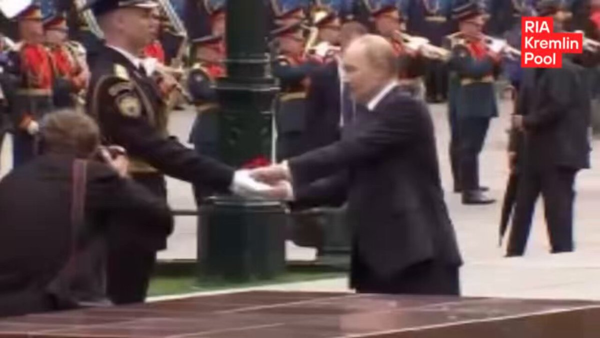 Путин у стелы Одессы на аллее городов-героев в Александровском саду. Военный оркестр исполняет "Эх, дороги..."