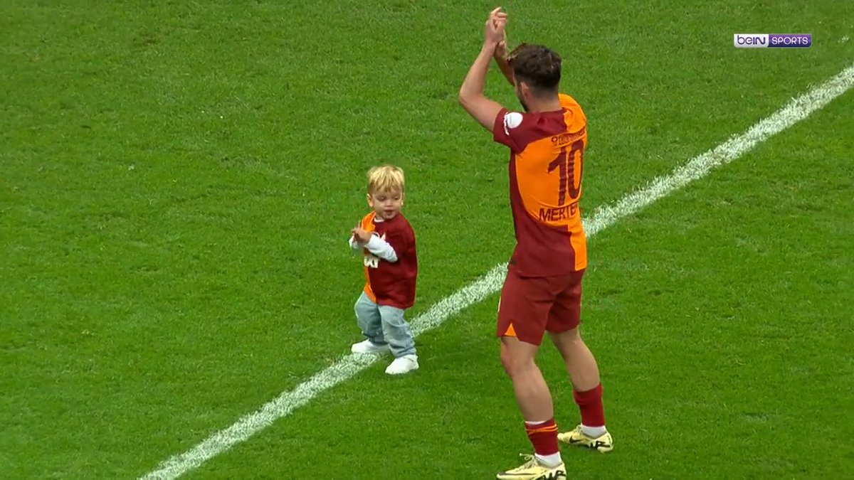 Dries Mertens: "Ciro, okula gitmeyi hiç sevmiyor. Uyandığında 'Baba, Şakay'a (Galatasaray'a) gelebilir miyim?' diye soruyor." (GS YouTube)