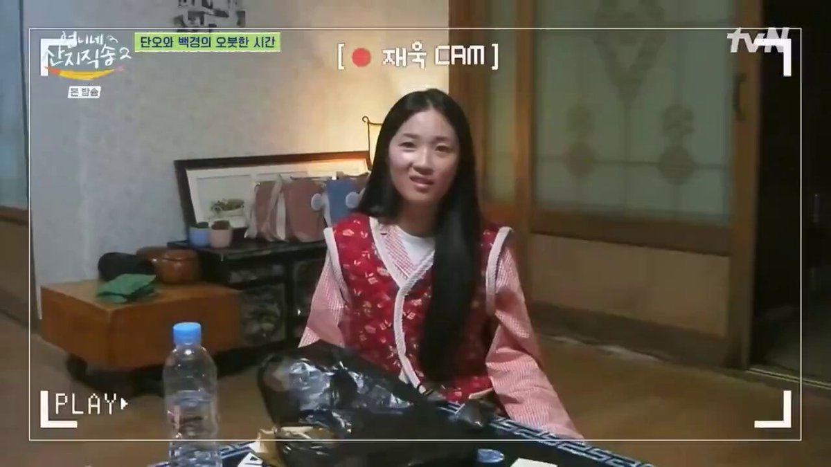 🐯 what do you feel about coming down all the way to boryeong from seoul? 🐰 it’s very nice~ where is this? 🐯 it’s north korea~ you should speak in seoul dialect! “now that i’m dressed like this it feels nice~” [repeats his reporter question] 🐰 now that i’m dressed like this.. i can’t do it! 😆 what’s this? 🐯 😆 let’s stop
