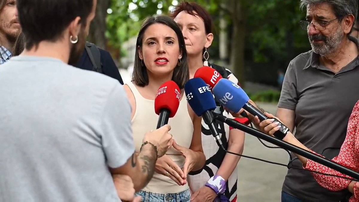 El PSOE nos está pidiendo que minimicemos la corrupción, el rearme y la complicidad con el Estado genocida de Israel. Pero a los fascistas se les para avanzando en derechos, y por eso necesitamos construir la alternativa al poder corrupto del bipartidismo. 🎥Irene Montero