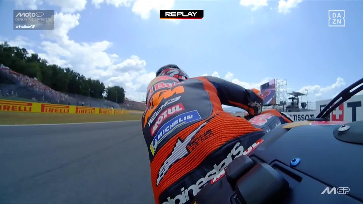 El momento en el que Franco Morbidelli se ha llevado por delante a Maverick Viñales. No había ningún tipo de hueco...