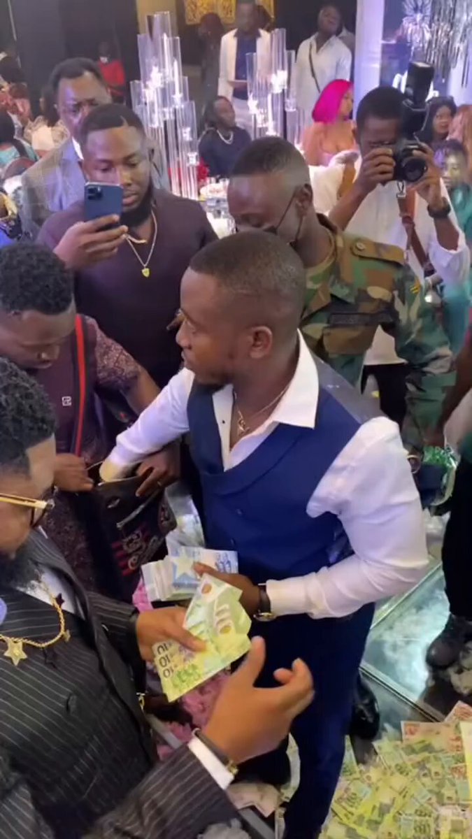 How these guys dey see money? 😳😳 Make them show us way o 😩😂😂