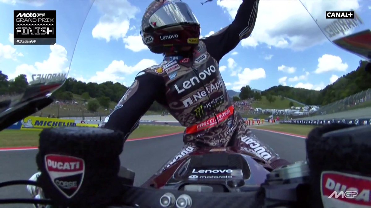 Victoire de Marc Márquez ! Victoire de Ducati au Mugello ! 😮💨🇮🇹 L’Espagnol enchaîne une nouvelle victoire après Aragon. Il devance son frère Álex Márquez 🥈 et la VR46 de Fabio Di Giannantonio 🥉 pour un podium 100% Ducati ! 🔴 #ItalianGP | #MotoGP