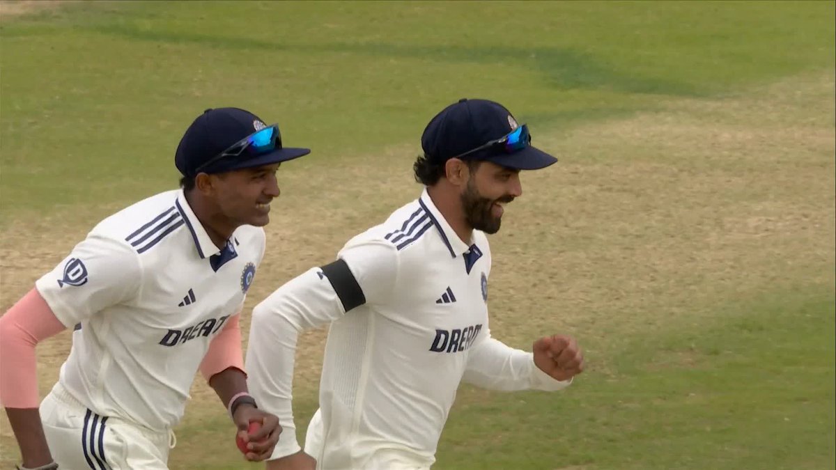 "Teamwork at its BEST!" 🤝 Ravindra Jadeja and Sai Sudharsan with a brilliant piece of fielding to dismiss Jamie Smith 👏