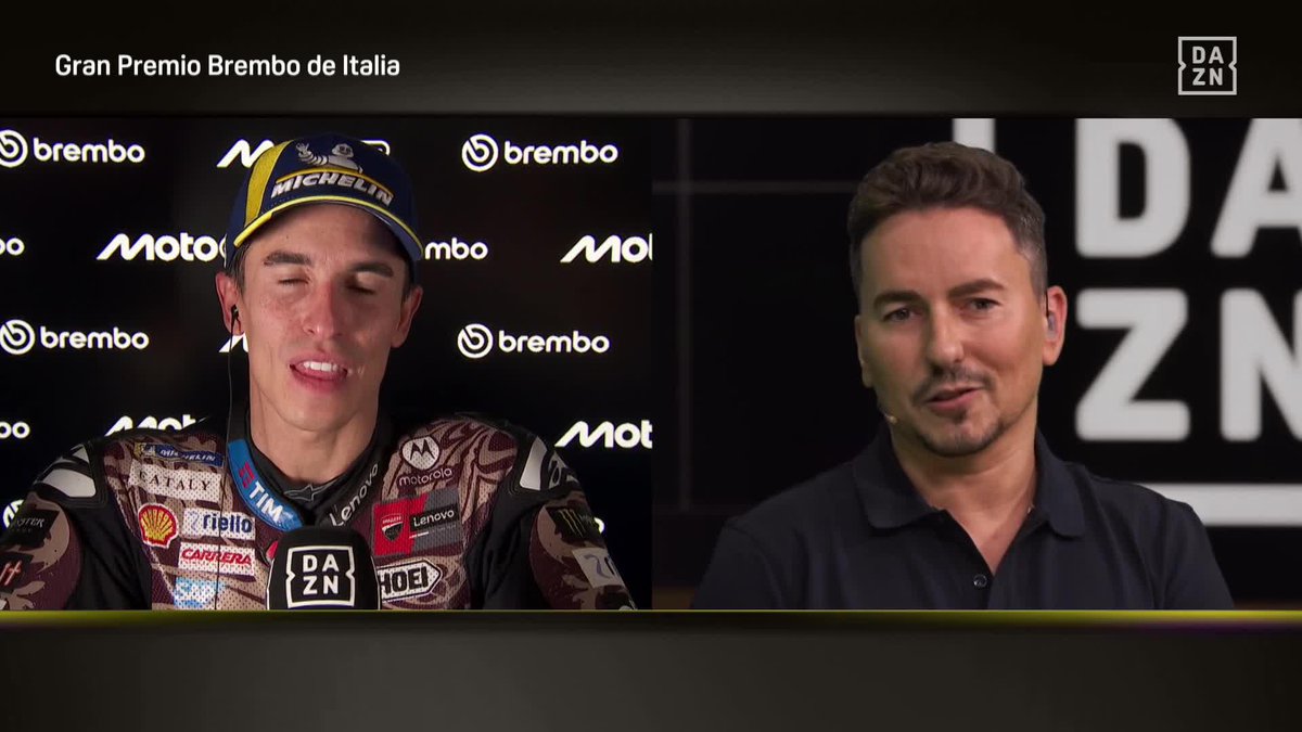 Para atender y poner en todas las escuelas de motociclismo 📖🧏🏻 Marc Márquez explicándole a Jorge Lorenzo cómo ha evolucionado como piloto al llegar a Ducati ✨ #ItalianGP 🇮🇹 #MotoGP 🏁