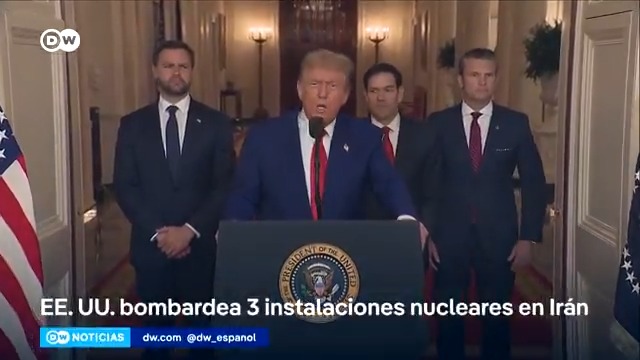 Estados Unidos bombardea instalaciones nucleares clave en Irán "El ejército estadounidense llevó a cabo ataques masivos de precisión contra tres instalaciones nucleares clave del régimen iraní: Fordo", oculta bajo una montaña, "Natanz e Isfahán", anunció el presidente Donald Trump en un discurso televisado a la nación desde la Casa Blanca. El mandatario aseguró que las instalaciones nucleares de Irán fueron destruidas "completamente" en ataques estadounidenses el domingo y amenazó con más si Teherán no busca la paz. /cvml