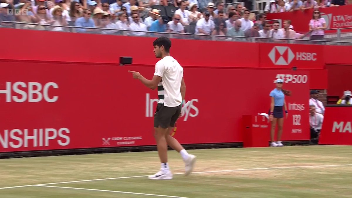 Keeping the crowd entertained here at Queen's 😅 Carlos Alcaraz and Jiri Lehecka both stay on serve for now...