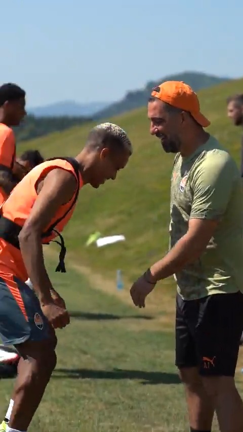 Arda Turan, Pedrinho'yu zorluyor. 😅