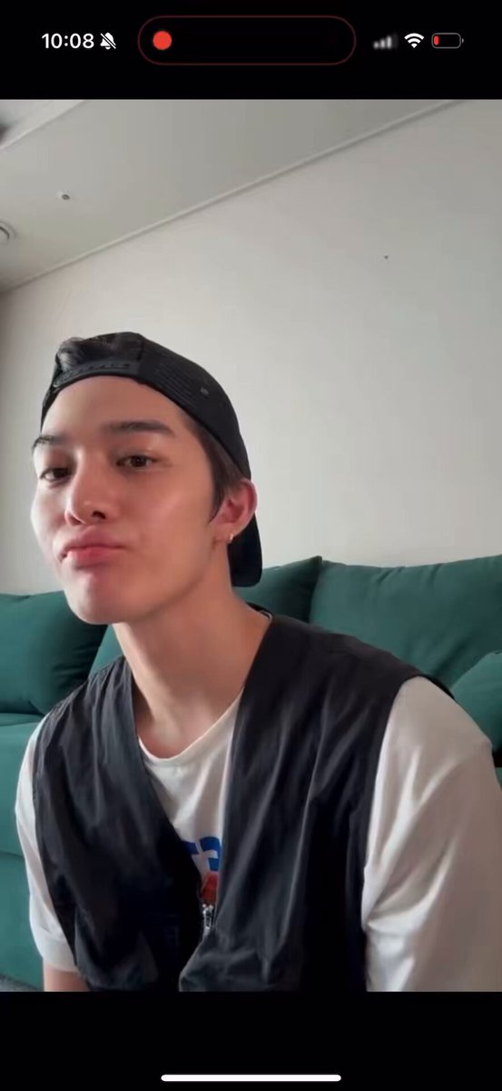 Jinyoung is currently enrolled in grad school! He’s been busy with assignments & presentations, and said that it’s a bit difficult juggling school and his dreams/career, but fortunately it’s summer vacation right now. He said now that he’s a grad student, he’s never been more excited to hear the word “vacation” #배진영 #BAEJINYOUNG