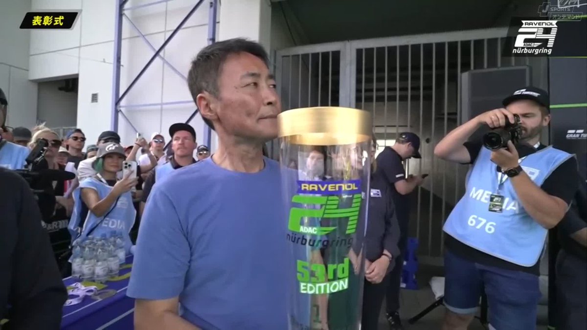 グランツーリスモのプロデューサー 山内一典さんから大きなトロフィーが 優勝したROWE RACINGのドライバー達に渡されます🏆 BMWファンの皆さん、 おめでとうございます✨ #ニュルブルクリンク 24時間🇩🇪 スタート&ゴールLIVE! #ニュル #24hNBR