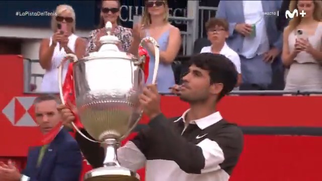 🏆 Carlos Alcaraz levanta la copa de Queen's por segunda vez. #LaPistaDelTenis