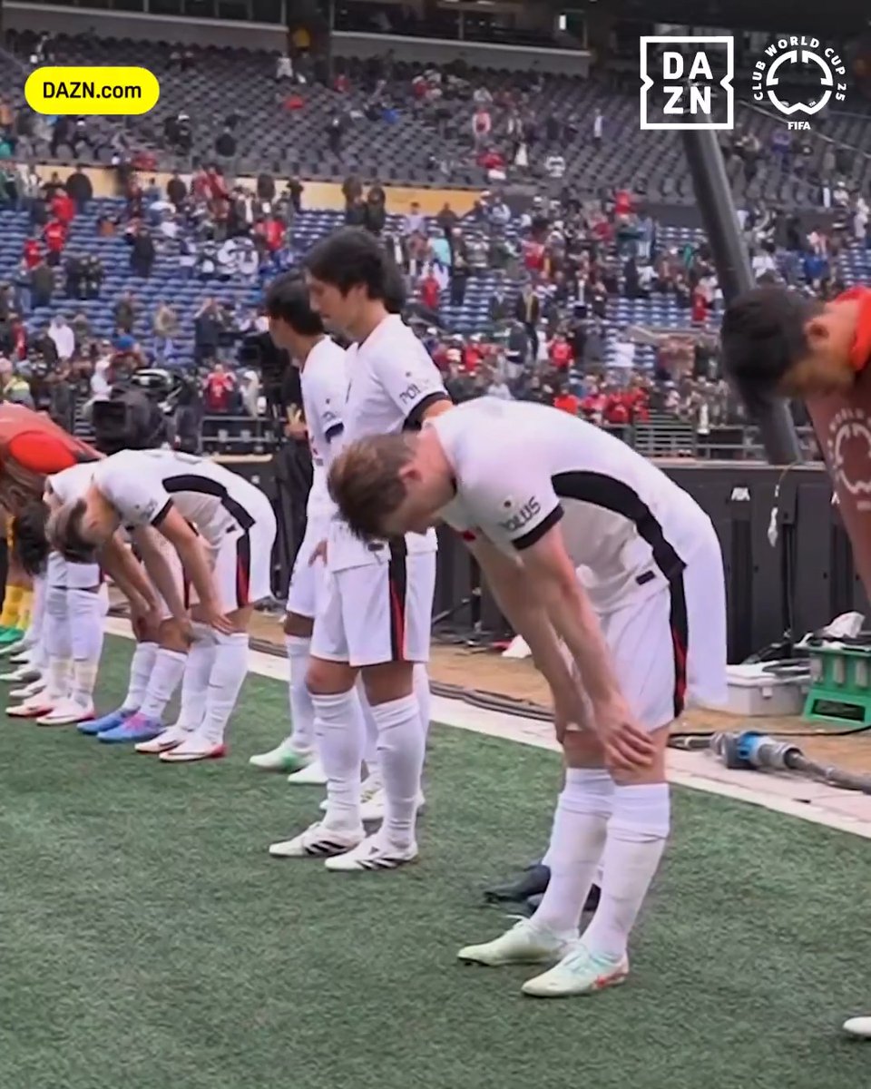 Otra de las hermosas secuencias que deja el Mundial de Clubes. Tras perder contra Inter en los minutos finales, los jugadores del Urawa van hacia sus hinchas y se inclinan en señal de disculpas. Más de 5000 japoneses en Seattle alentando 🥰