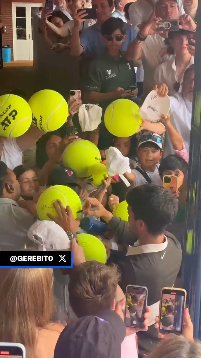 🎾🥰 El furor que desata este muchacho 🌱🏆 Carlos Alcaraz, siempre atento a los aficionados tras su victoria en Queen's, la mejor antesala de #Wimbledon 🎥 Germán R. Abril